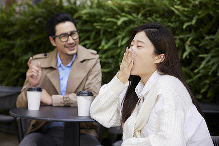 男女吵架青年男女相亲约会女性打哈欠背景