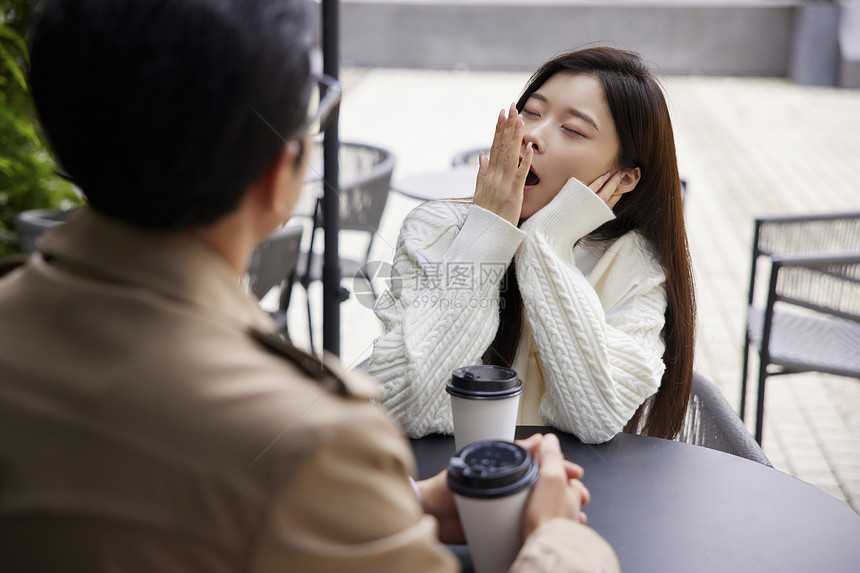 青年男女相亲约会女性犯困图片