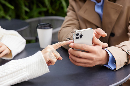 35至39岁男性和女性青年男女相亲约会玩手机特写背景