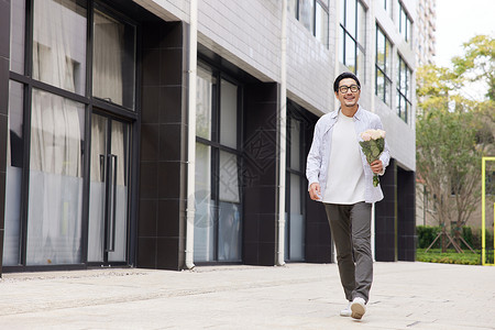 手拿礼物约会等候的青年男性图片