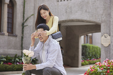 女性背后捂住男性眼睛给惊喜高清图片