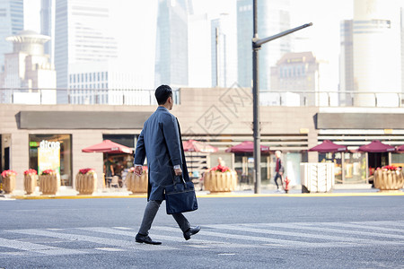 都市美男冬季都市商务白领男士过马路背影背景