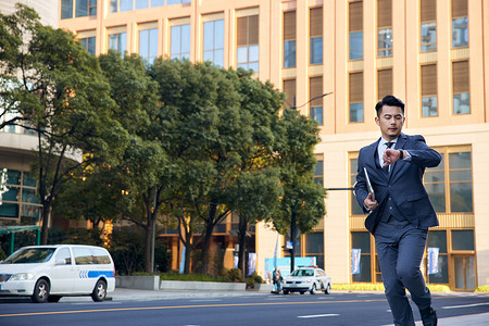 奔跑的时间商务男士上班奔跑看手表背景