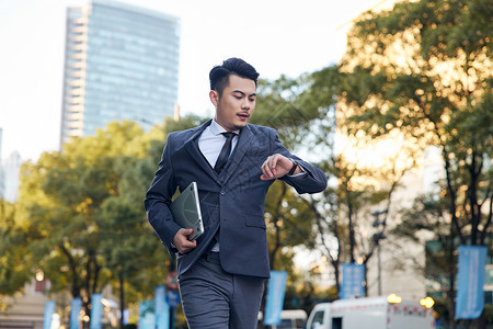 赶时间的都市商务白领男士背景图片