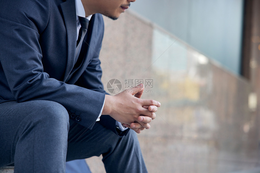 离职失业的职场商务男性坐在台阶上图片