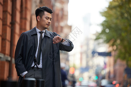 商务男士看手表赶时间高清图片