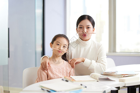 补习班上帮小朋友补习的女老师图片