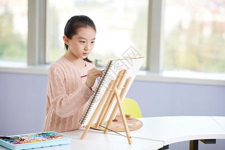 小女孩课外学习美术绘画图片