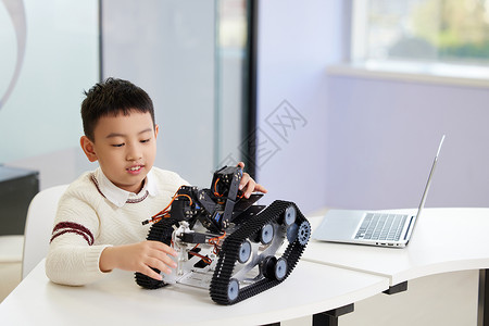 机器人体验小男孩体验操作编程机器人形象背景