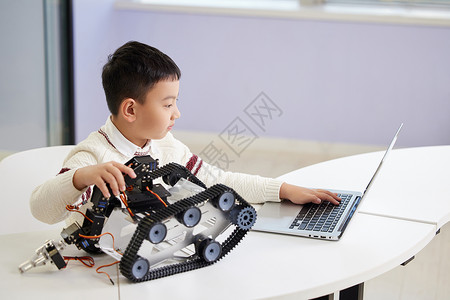 机器人课小男孩看视频学习少儿编程实操课背景