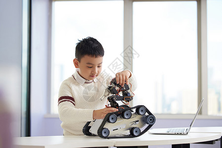 机器人课小男孩少儿编程课上体验学习背景