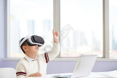 体验vr虚拟屏幕操作的小男孩图片