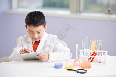 上化学课素材小男孩上兴趣班查看化学资料背景