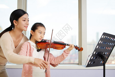 拉小提琴女生音乐老师教小朋友拉小提琴背景