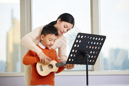 吉他培兴趣班课外兴趣班学习小提琴的小男生背景