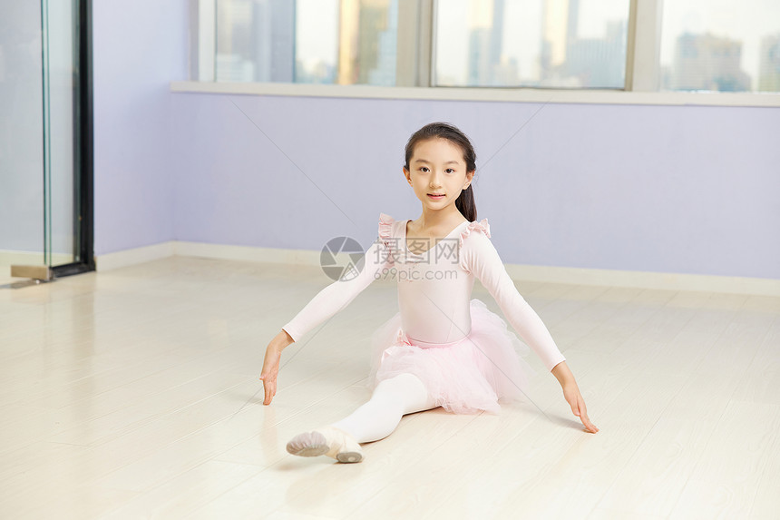 舞蹈室跳芭蕾舞的小女孩图片