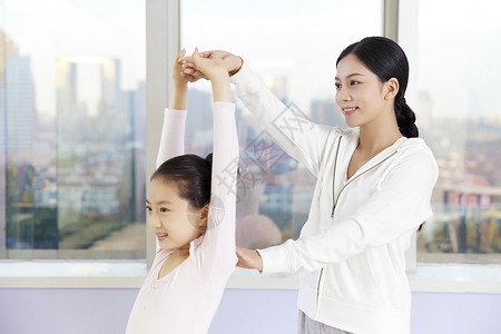 老师教小女孩练习芭蕾舞蹈动作图片