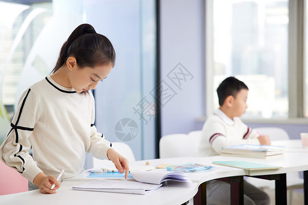 课外补习起身回答老师问题的女生背景