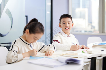 男孩女孩课外补习做作业图片