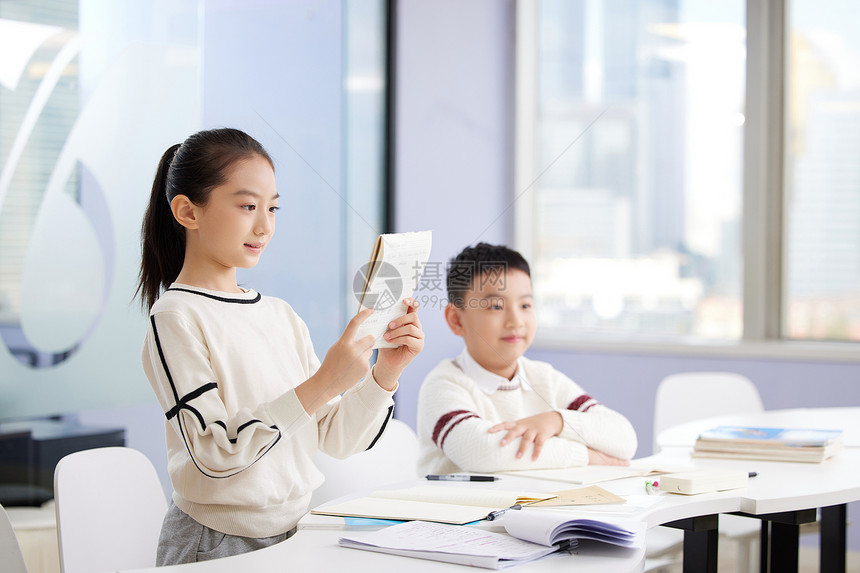 课外补习起身回答老师问题的女生图片