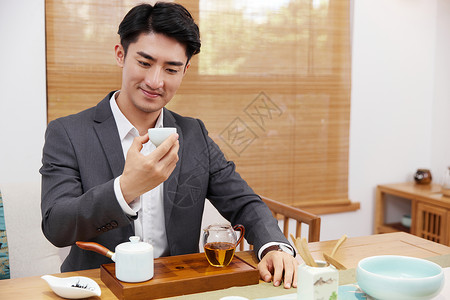 在茶室泡茶的职场男性图片