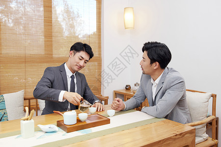 商务人士在茶室喝茶洽谈高清图片
