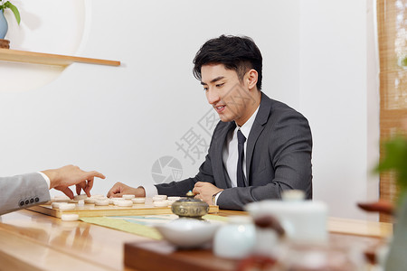 商务人士茶室休闲下棋图片