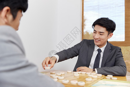 商务人士茶室休闲下棋背景图片