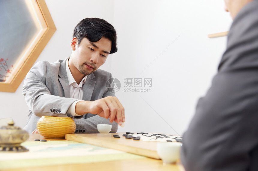 商业人士在茶室下棋图片
