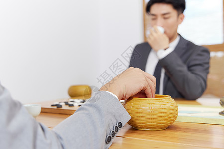 商业人士在茶室下棋图片