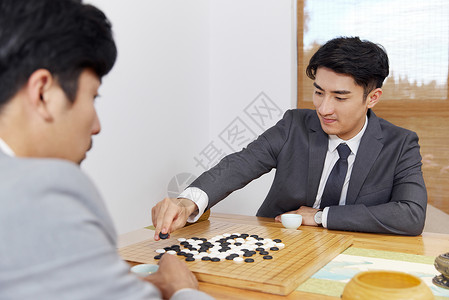 商业人士在茶室下棋高清图片