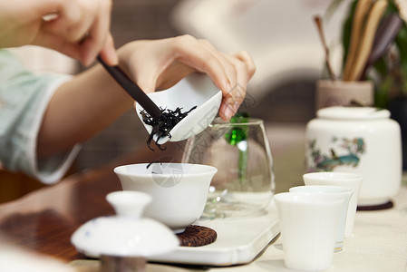 中式茶叶优惠券女性泡茶手部特写背景