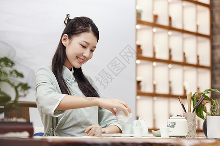 装茶泡茶的女茶艺师背景