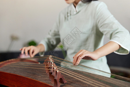 中华传统弹奏古筝的女性手部特写背景