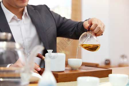 中国茶叶素材泡茶的商务男性手部特写背景