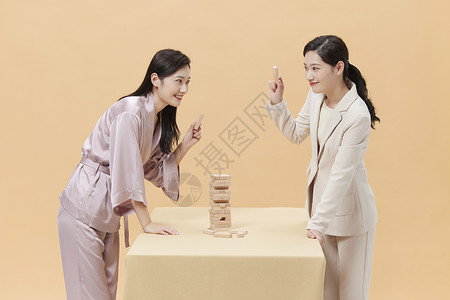 乐享人生商务女性和居家女性玩桌游背景