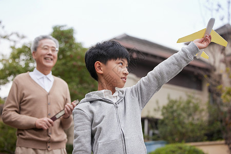 陪老人散步的孩子爷爷陪孙子外出散步玩耍背景