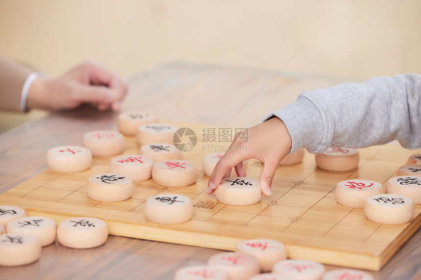 爷爷教孙子户外下象棋图片