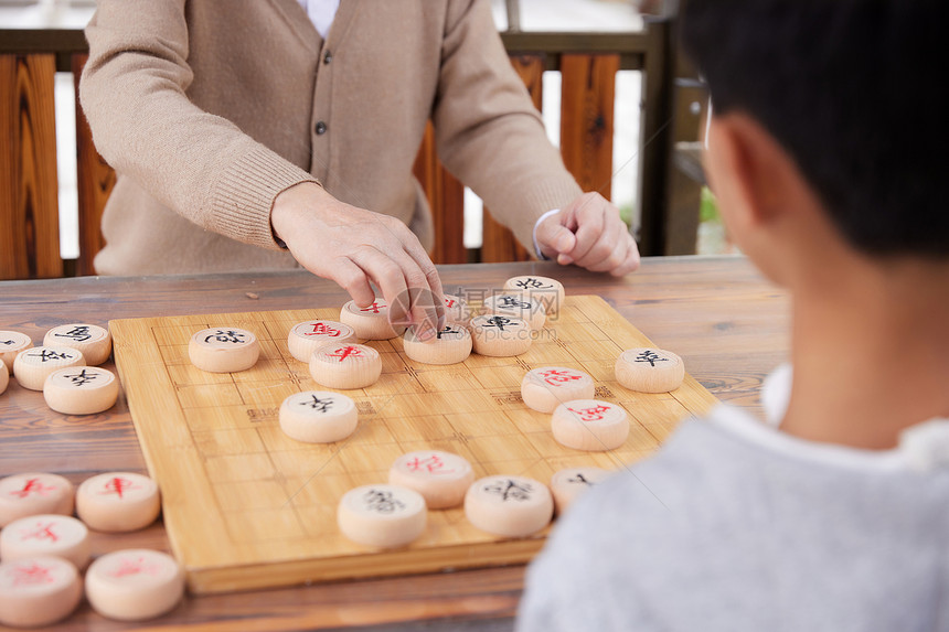 爷爷教孙子户外下象棋图片