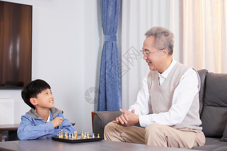祖孙在客厅下国际象棋图片