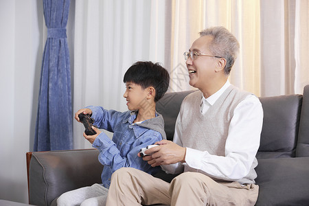 爷爷和孙子客厅打游戏图片