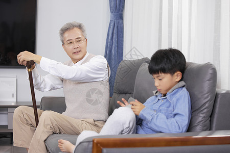 爷爷教育玩手机的孙子高清图片