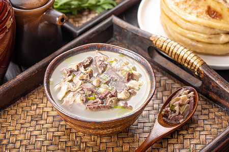羊瘪羊杂汤放在传统餐具里的羊杂汤背景