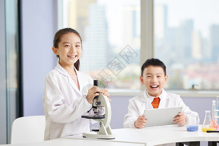 学习化学课的学生背景图片