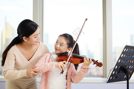 小提琴培训海报女老师指导小女孩拉小提琴背景