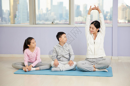瑜伽课广告素材形体老师指导小朋友运动拉伸背景