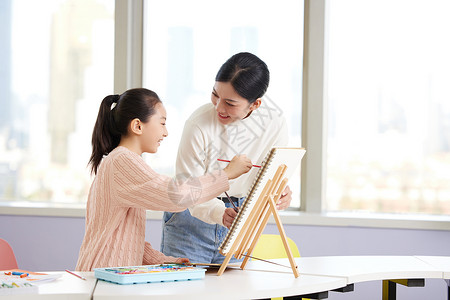 女老师教小朋友画画高清图片