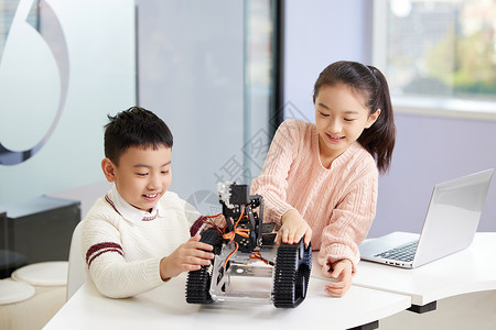 科技教育素材小朋友研究机器人操作背景