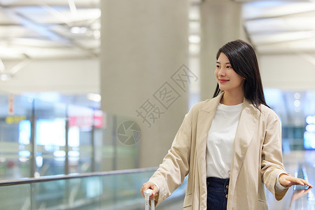 街拍女商务女性乘坐电梯手提行李箱背景