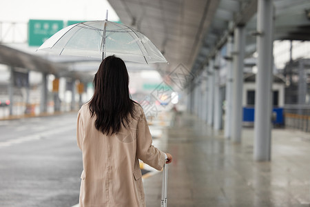 时尚之女雨天商务女性出行背影背景